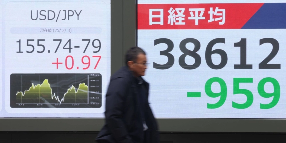 A monitor in Tokyo shows the yen at the ¥155 level against the dollar on Monday, when it began rallying after a sharp decline in the previous week. A monitor in Tokyo shows the yen at the ¥155 level against the dollar on Monday, when it began rallying after a sharp decline in the previous week.