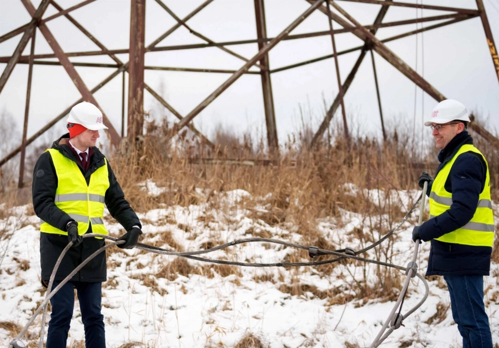 Latvia's Minister for Climate and Energy Kaspars Melnis (left) and Rolands Irklis, CEO of electricity transmission state system operator AST, pose with a severed cable after technicians worked on the disconnection of the major power line between Latvia and Russia in Vilaka, Latvia, near the Russian border on Saturday.  Latvia's Minister for Climate and Energy Kaspars Melnis (left) and Rolands Irklis, CEO of electricity transmission state system operator AST, pose with a severed cable after technicians worked on the disconnection of the major power line between Latvia and Russia in Vilaka, Latvia, near the Russian border on Saturday.