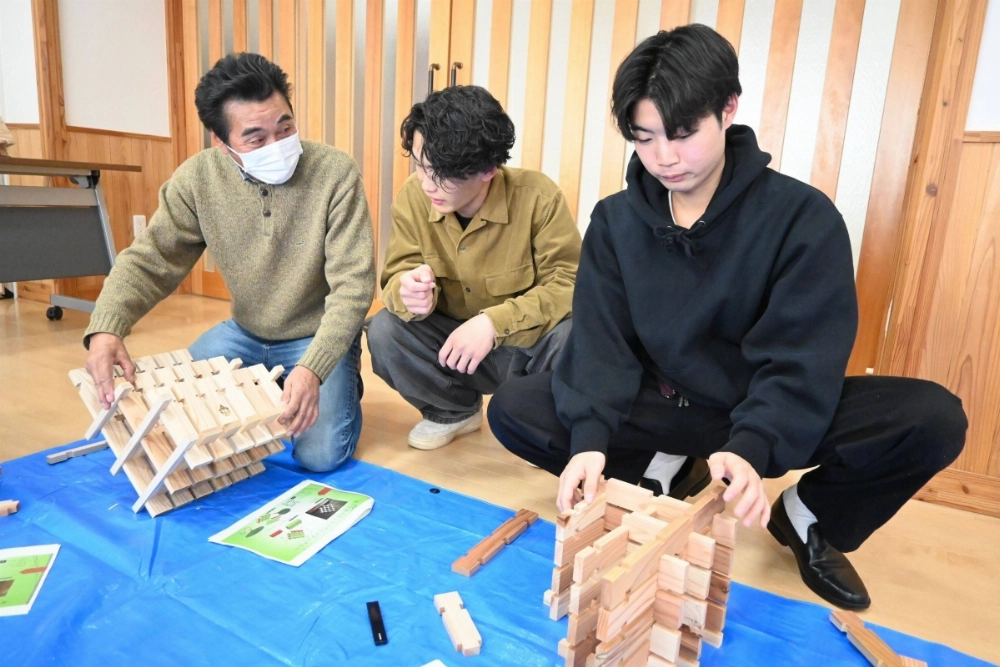 Fukushima University student Itsuki Yamada (right) takes part in a workshop in December in the village of Iitate, Fukushima Prefecture, together with local residents. Yamada leads a group of student volunteers that runs an internet community radio program featuring Iitate. Fukushima University student Itsuki Yamada (right) takes part in a workshop in December in the village of Iitate, Fukushima Prefecture, together with local residents. Yamada leads a group of student volunteers that runs an internet community radio program featuring Iitate.
