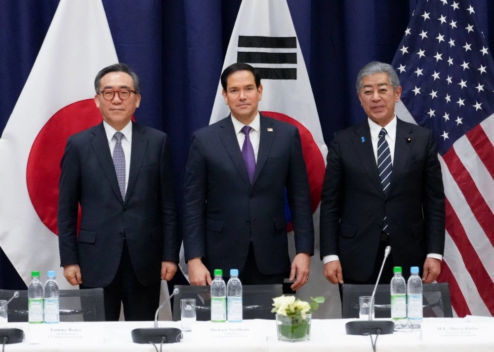 South Korean Foreign Minister Cho Tae-yul (left), U.S. Secretary of State Marco Rubio (center) and Foreign Minister Takeshi Iwaya meet on the sidelines of the Munich Security Conference in the German city on Saturday. South Korean Foreign Minister Cho Tae-yul (left), U.S. Secretary of State Marco Rubio (center) and Foreign Minister Takeshi Iwaya meet on the sidelines of the Munich Security Conference in the German city on Saturday.