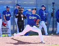 The Dodgers' Shohei Ohtani pitches during a bullpen session at Camelback Ranch in Glendale, Arizona, on Saturday. | JIJI