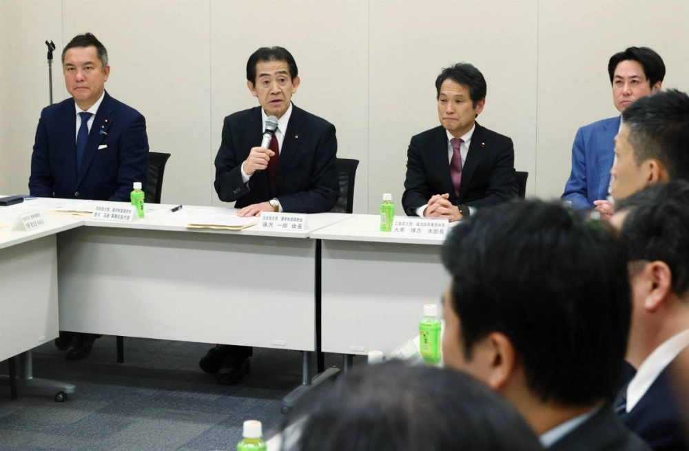 Ichiro Aisawa (second from left), head of the Liberal Democratic Party's Research Commission on the Election System, addresses a meeting of major political parties on election-related issues held at the parliament building on Friday. Ichiro Aisawa (second from left), head of the Liberal Democratic Party's Research Commission on the Election System, addresses a meeting of major political parties on election-related issues held at the parliament building on Friday.