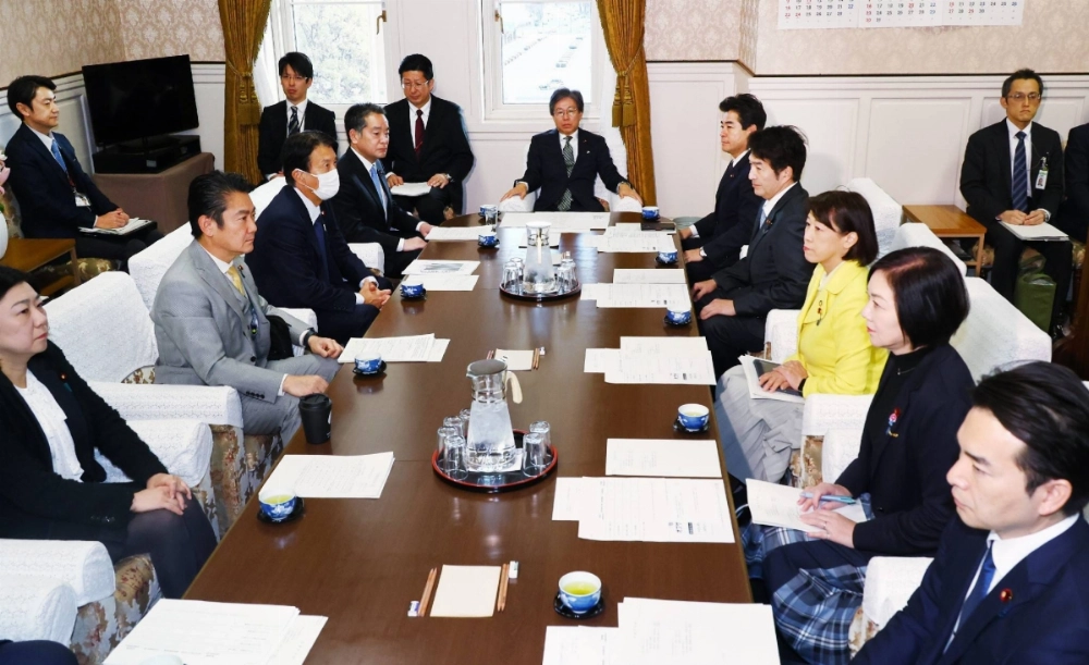 Lower House Budget Committee Chairperson Jun Azumi (center) and others at the committee's executive meeting on Tuesday in the Diet building Lower House Budget Committee Chairperson Jun Azumi (center) and others at the committee's executive meeting on Tuesday in the Diet building