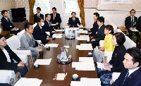 Lower House Budget Committee Chairperson Jun Azumi (center) and others at the committee's executive meeting on Tuesday in the Diet building | Jiji