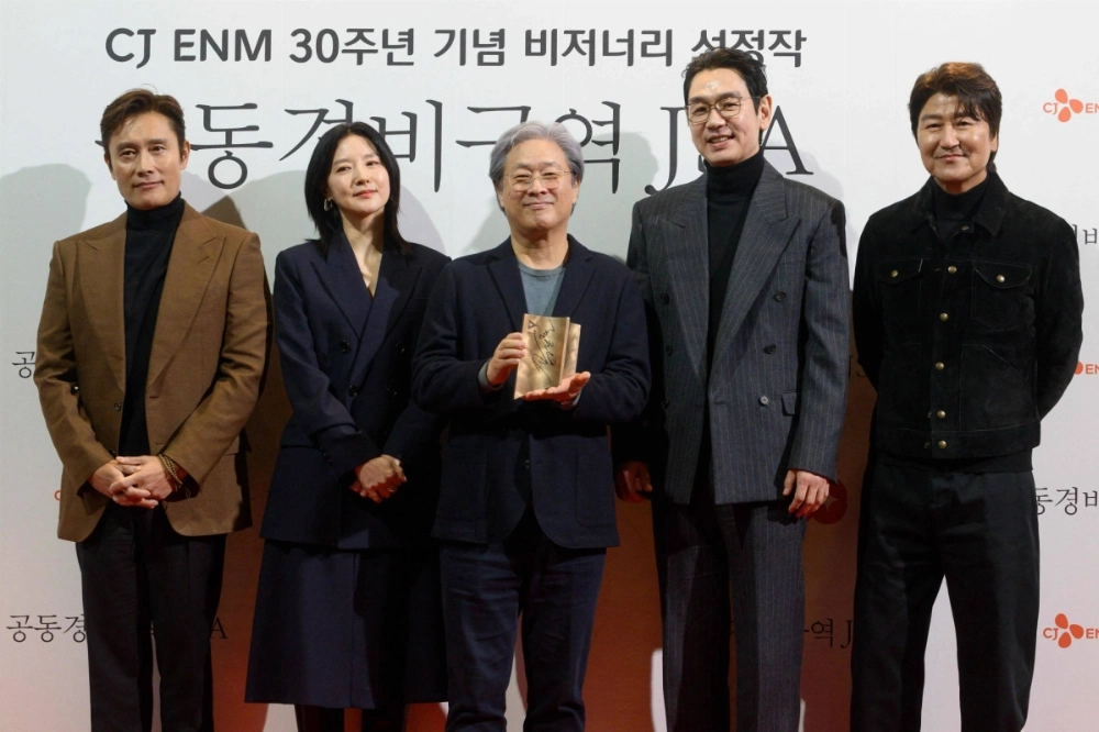 Director Park Chan-wook (center) and his cast hit commercial gold with “Joint Security Area,” a film about North and South Korean friendship. Director Park Chan-wook (center) and his cast hit commercial gold with “Joint Security Area,” a film about North and South Korean friendship.