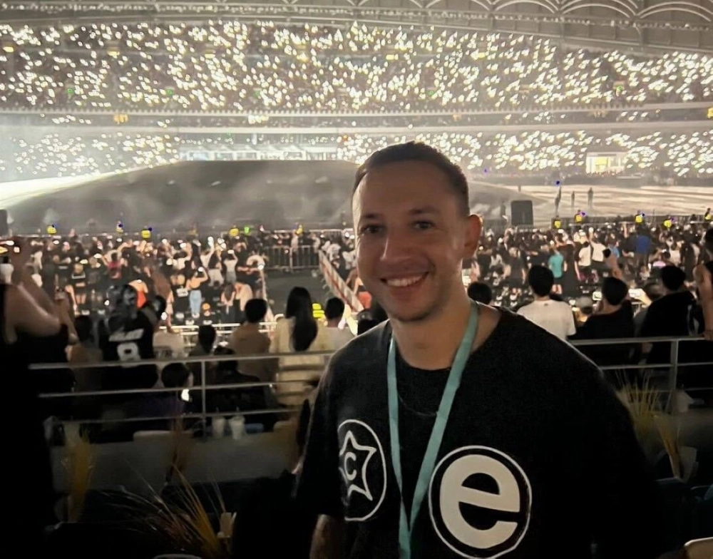 Mike Sunda at a concert in Haikou, China Mike Sunda at a concert in Haikou, China