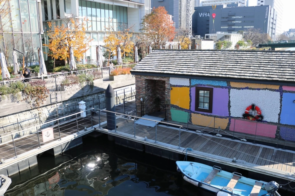 An example of utilizing waterfront spaces, such as developing public waterfront embarkments and privately owned roads into a unified plaza, and operating moored ships as hotels. The land ministry views this as a reference case for a public-private partnerships system. The photo was taken in December, in Tokyo's Shinagawa Ward. An example of utilizing waterfront spaces, such as developing public waterfront embarkments and privately owned roads into a unified plaza, and operating moored ships as hotels. The land ministry views this as a reference case for a public-private partnerships system. The photo was taken in December, in Tokyo's Shinagawa Ward.