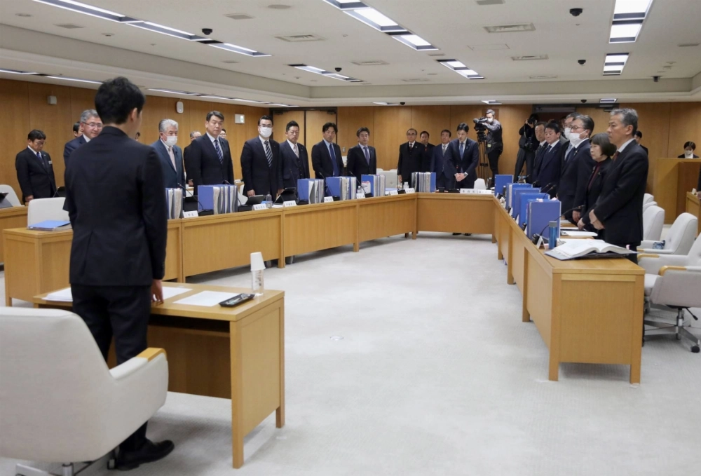 Hyogo Gov. Motohiko Saito (foreground) attends a meeting with the Hyogo Prefectural Assembly's special investigative committee in the city of Kobe, Hyogo Prefecture, on Dec. 25. Hyogo Gov. Motohiko Saito (foreground) attends a meeting with the Hyogo Prefectural Assembly's special investigative committee in the city of Kobe, Hyogo Prefecture, on Dec. 25.