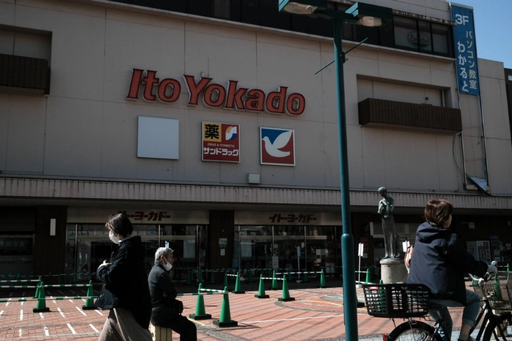 Bain Capital is believed to have offered more than ¥700 billion for the corporate value of York Holdings, which owns supermarket chain Ito-Yokado and other units. Bain Capital is believed to have offered more than ¥700 billion for the corporate value of York Holdings, which owns supermarket chain Ito-Yokado and other units.