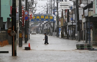 A man wades through a shopping area flooded by the Kinugawa river in Joso, Ibaraki Prefecture, on Sept. 10, 2015. A man wades through a shopping area flooded by the Kinugawa river in Joso, Ibaraki Prefecture, on Sept. 10, 2015.