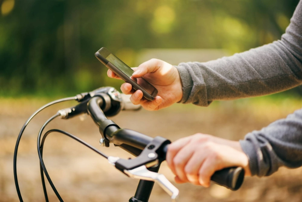 The number of fatal bicycle accidents and those causing serious injury that were attributed to cyclists' mobile phone use totaled 28 in 2024, a record high. Similarly, the number of such accidents involving cars driven by drivers distracted by mobile phones rose to the highest on record, at 136 cases. The number of fatal bicycle accidents and those causing serious injury that were attributed to cyclists' mobile phone use totaled 28 in 2024, a record high. Similarly, the number of such accidents involving cars driven by drivers distracted by mobile phones rose to the highest on record, at 136 cases.