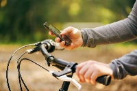 The number of fatal bicycle accidents and those causing serious injury that were attributed to cyclists' mobile phone use totaled 28 in 2024, a record high. Similarly, the number of such accidents involving cars driven by drivers distracted by mobile phones rose to the highest on record, at 136 cases. | Getty Images