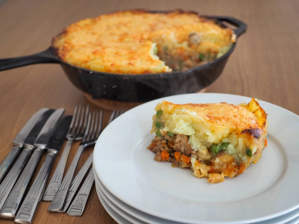 Inspired by a scene from "La Grande Maison Tokyo," we whipped up a simple yet hearty 'parmentier,' or French shepherd's pie. Inspired by a scene from "La Grande Maison Tokyo," we whipped up a simple yet hearty 'parmentier,' or French shepherd's pie.