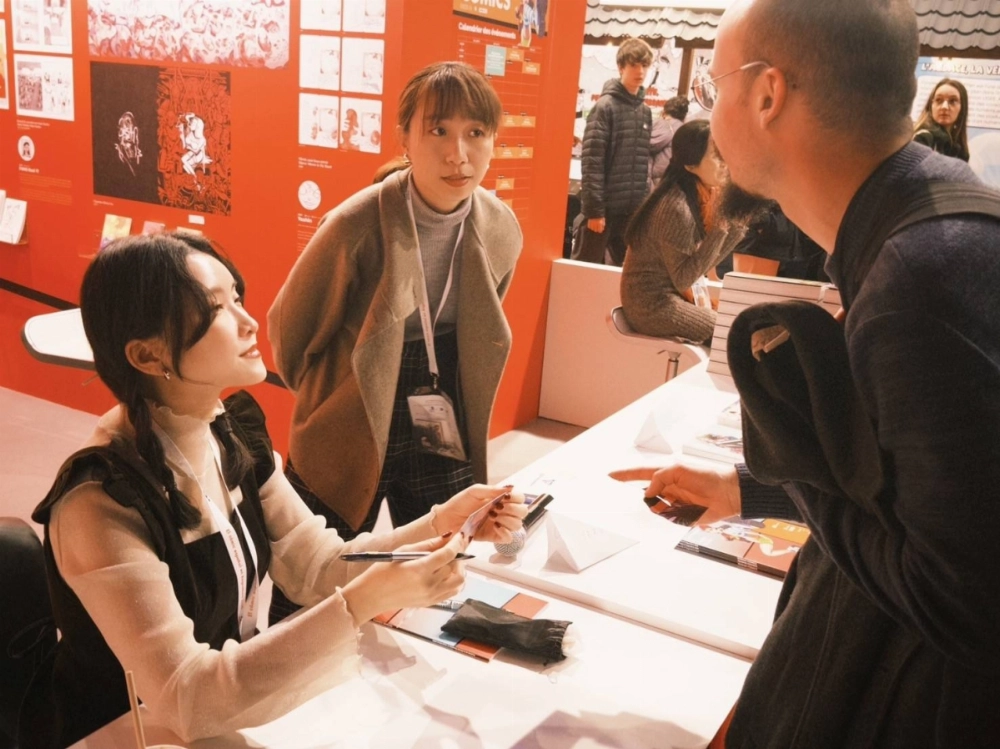 Taiwanese comic artist Rishiazao and interpreter Yun-wen Huang greet an attendee at the 2025 Angouleme International Comics Festival in France. Taiwanese comic artist Rishiazao and interpreter Yun-wen Huang greet an attendee at the 2025 Angouleme International Comics Festival in France.