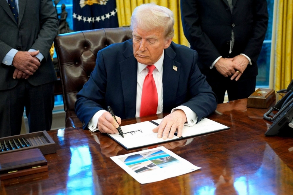 U.S. President Donald Trump signs an executive order in the Oval Office in Washington on Tuesday. The U.S. president just signed another executive order on Saturday designating English as the official language of the United States. U.S. President Donald Trump signs an executive order in the Oval Office in Washington on Tuesday. The U.S. president just signed another executive order on Saturday designating English as the official language of the United States.