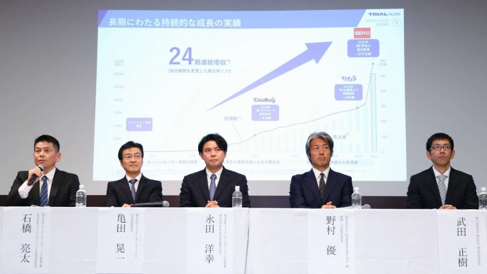 Ryota Ishibashi, president of a subsidiary of Trial (far left), in a joint news conference with Seiyu Ryota Ishibashi, president of a subsidiary of Trial (far left), in a joint news conference with Seiyu