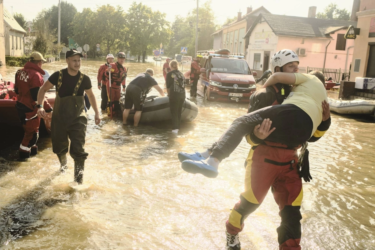 Emergency service personnel help evacuate residents from the flooded town of Lewin Brzeski, Poland, in September 2024.  Emergency service personnel help evacuate residents from the flooded town of Lewin Brzeski, Poland, in September 2024.