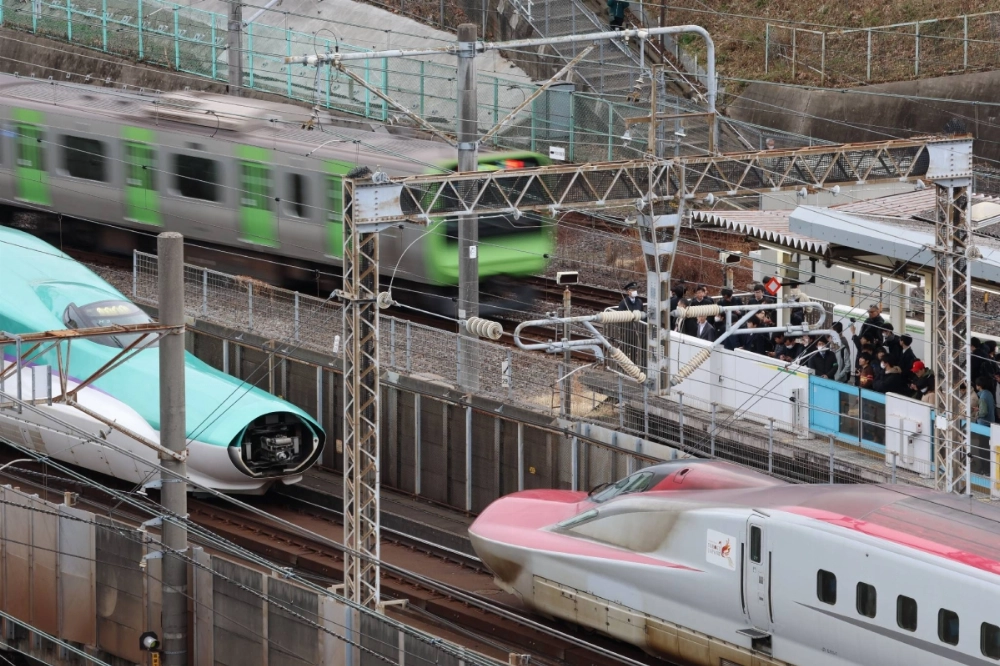 The Hayabusa (left) and Komachi bullet trains seen making an emergency stop in Tokyo's Arakawa Ward on March 6 after becoming unfastened The Hayabusa (left) and Komachi bullet trains seen making an emergency stop in Tokyo's Arakawa Ward on March 6 after becoming unfastened