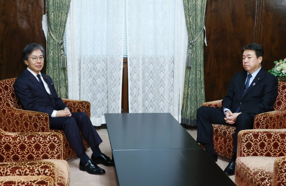 Upper House Budget Committee chief Yosuke Tsuruho (right) and his Lower House counterpart, Jun Azumi, meet in Tokyo on Wednesday. Upper House Budget Committee chief Yosuke Tsuruho (right) and his Lower House counterpart, Jun Azumi, meet in Tokyo on Wednesday.