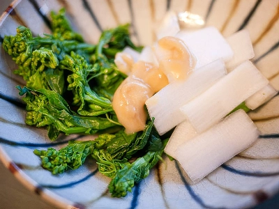 These two wild vegetables combine well to create a simple yet tantalizing side dish to any Japanese meal. These two wild vegetables combine well to create a simple yet tantalizing side dish to any Japanese meal.