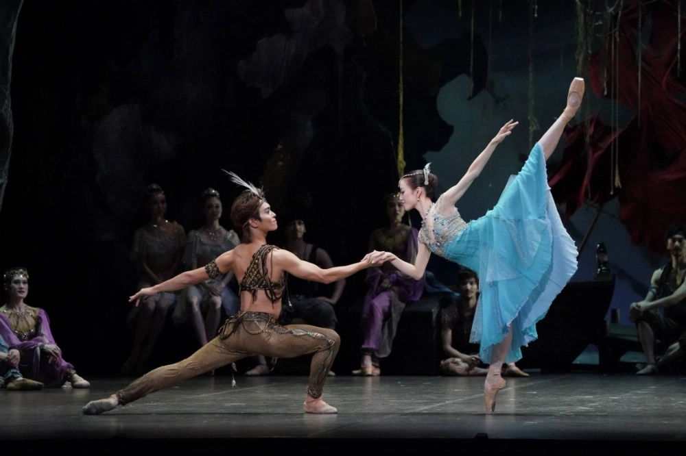 K-Ballet Tokyo celebrates its 25th anniversary with an extended lineup including a revival of the vibrant pirate-story ballet "Le Corsaire." K-Ballet Tokyo celebrates its 25th anniversary with an extended lineup including a revival of the vibrant pirate-story ballet "Le Corsaire."