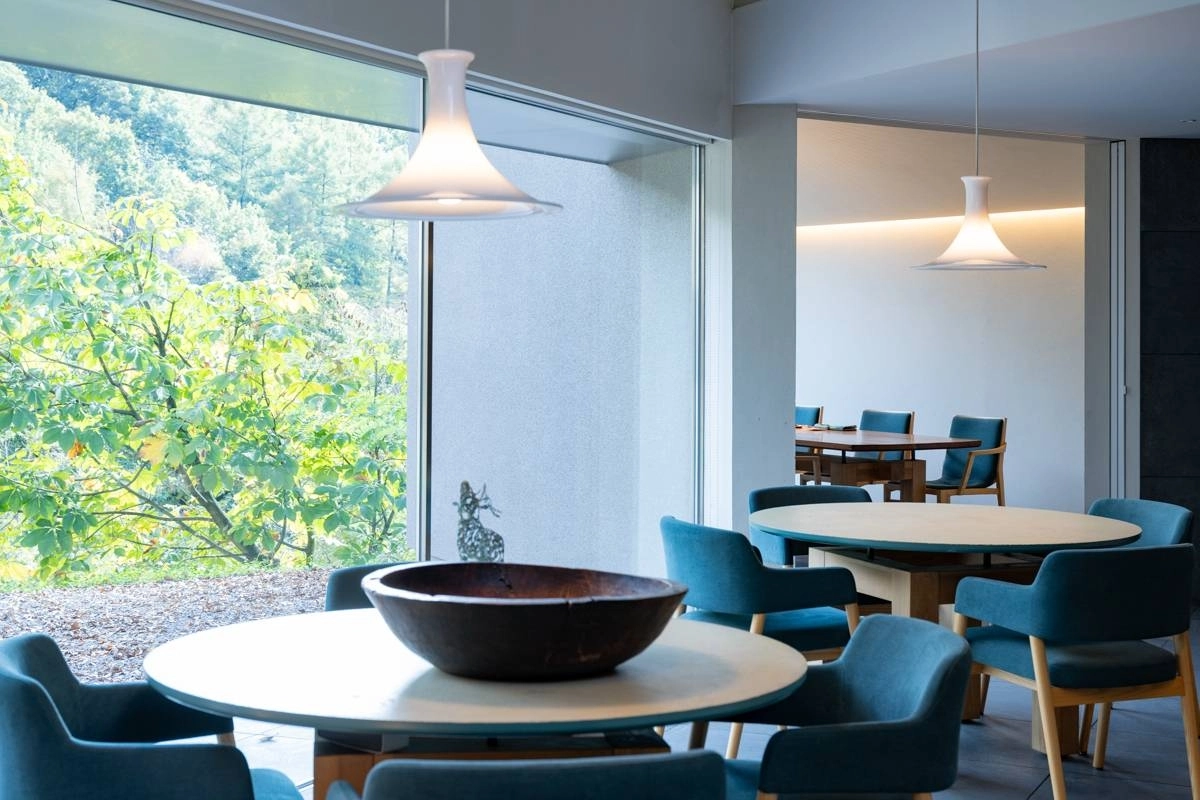 The spacious dining room at Ventinove looks out over the forested foothills in Kawaba, Gunma Prefecture. The spacious dining room at Ventinove looks out over the forested foothills in Kawaba, Gunma Prefecture.