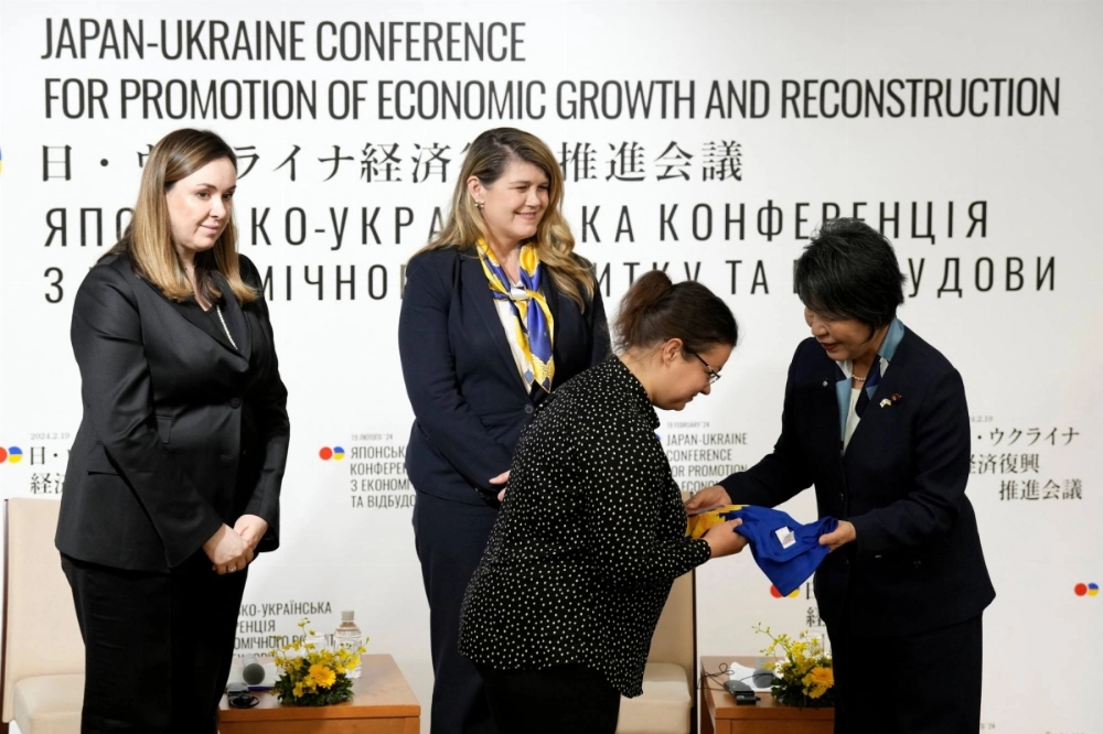 Then-Foreign Minister Yoko Kamikawa presents a gift to a Ukrainian refugee during the Women, Peace and Security session as part of the Japan-Ukraine Conference for Promotion of Economic Growth and Reconstruction at the Japan Business Federation in February last year.   Then-Foreign Minister Yoko Kamikawa presents a gift to a Ukrainian refugee during the Women, Peace and Security session as part of the Japan-Ukraine Conference for Promotion of Economic Growth and Reconstruction at the Japan Business Federation in February last year.