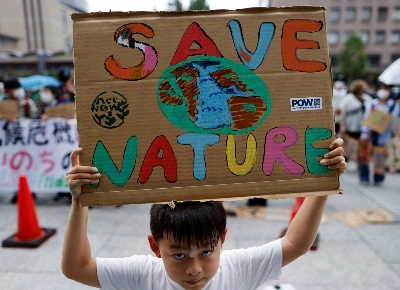 While climate demonstrations around the world often draw thousands of participants, in Japan such demonstrations rarely break the 100-person barrier.  While climate demonstrations around the world often draw thousands of participants, in Japan such demonstrations rarely break the 100-person barrier.