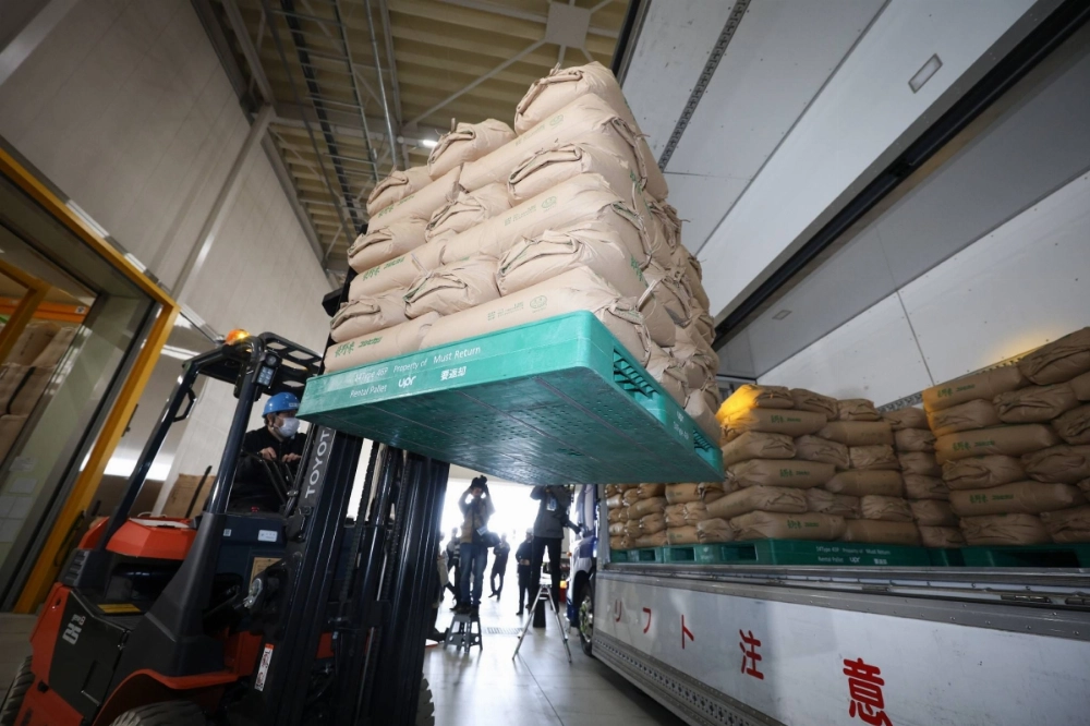 Bags of the government's rice stockpile are shipped out of a warehouse in Saitama Prefecture on Tuesday. Bags of the government's rice stockpile are shipped out of a warehouse in Saitama Prefecture on Tuesday.