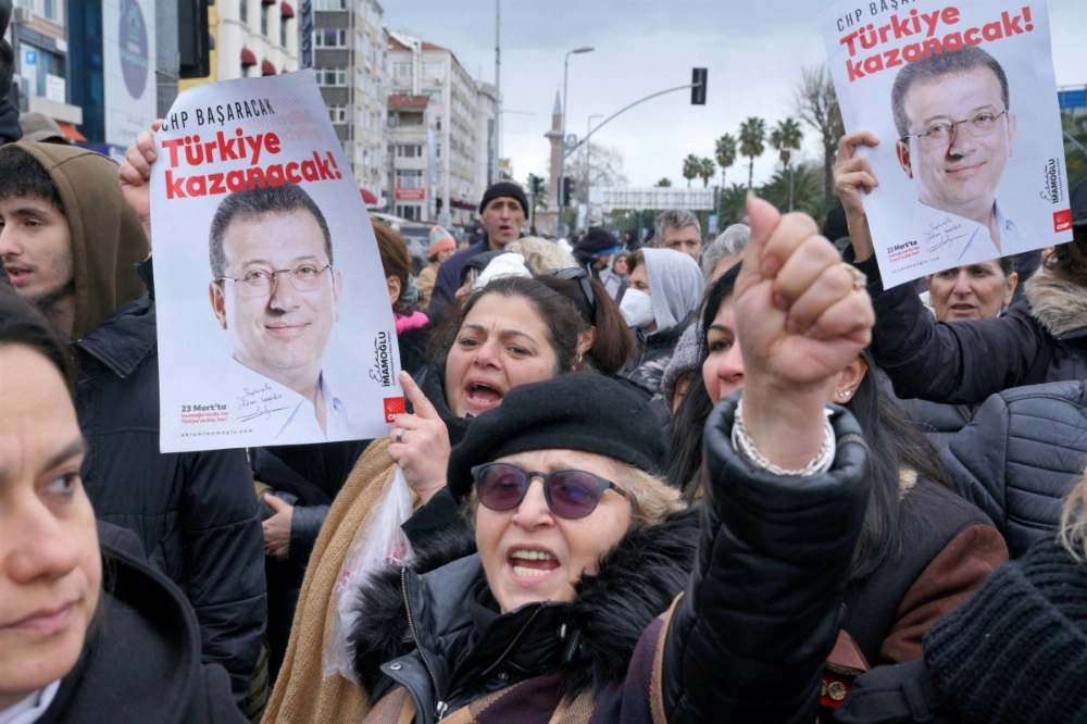 Supporters of Istanbul Mayor Ekrem Imamoglu gather near the city's police headquarters on Wednesday. Supporters of Istanbul Mayor Ekrem Imamoglu gather near the city's police headquarters on Wednesday.
