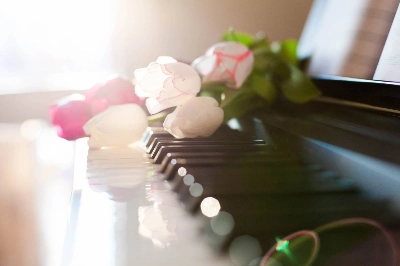 Novelist Genki Kawamura wrote in the dedication to his “One Hundred Flowers” novel that his grandmother’s memories “bloomed like a hundred flowers” at the close of her life. Novelist Genki Kawamura wrote in the dedication to his “One Hundred Flowers” novel that his grandmother’s memories “bloomed like a hundred flowers” at the close of her life.