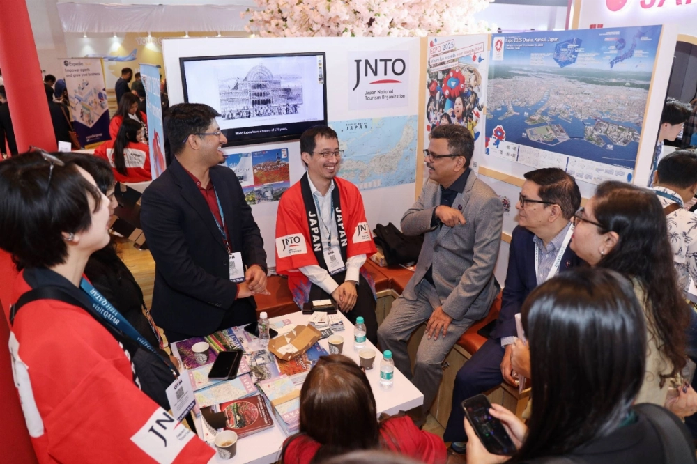JNTO Delhi office head Ryo Bunno (fourth from left), exchanges views with major local travel agencies at a travel trade show held in Mumbai on Jan. 30. JNTO Delhi office head Ryo Bunno (fourth from left), exchanges views with major local travel agencies at a travel trade show held in Mumbai on Jan. 30.