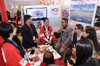 JNTO Delhi office head Ryo Bunno (fourth from left), exchanges views with major local travel agencies at a travel trade show held in Mumbai on Jan. 30. | Japan National Tourism Organization Delhi office / via jiji