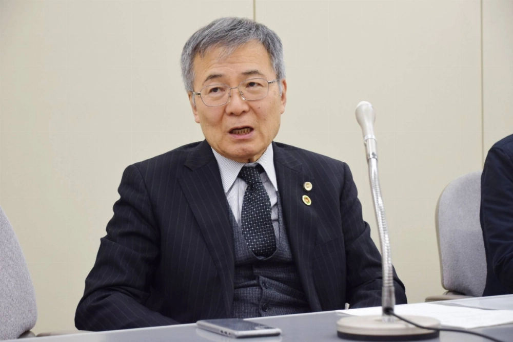 A lawyer for ex-boxer Iwao Hakamata speaks at a news conference at the Shizuoka Prefectural Government office on Tuesday. The Shizuoka District Court has awarded Hakamata, who was acquitted of a 1966 murder case in a retrial last year, some ¥217 million ($1.44 million) in compensation for being unjustly detained for over 47 years. A lawyer for ex-boxer Iwao Hakamata speaks at a news conference at the Shizuoka Prefectural Government office on Tuesday. The Shizuoka District Court has awarded Hakamata, who was acquitted of a 1966 murder case in a retrial last year, some ¥217 million ($1.44 million) in compensation for being unjustly detained for over 47 years.