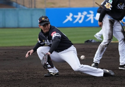The Hawks' Ryoya Kurihara fields a ball during spring camp in Miyazaki on March 7. The Hawks' Ryoya Kurihara fields a ball during spring camp in Miyazaki on March 7.