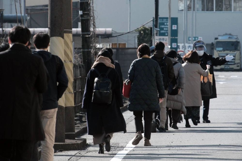 A survey of 12,817 companies by Shinkin Central Bank Research Institute found that only 51% committed to base wage hikes, the think tank announced on Thursday. A survey of 12,817 companies by Shinkin Central Bank Research Institute found that only 51% committed to base wage hikes, the think tank announced on Thursday.