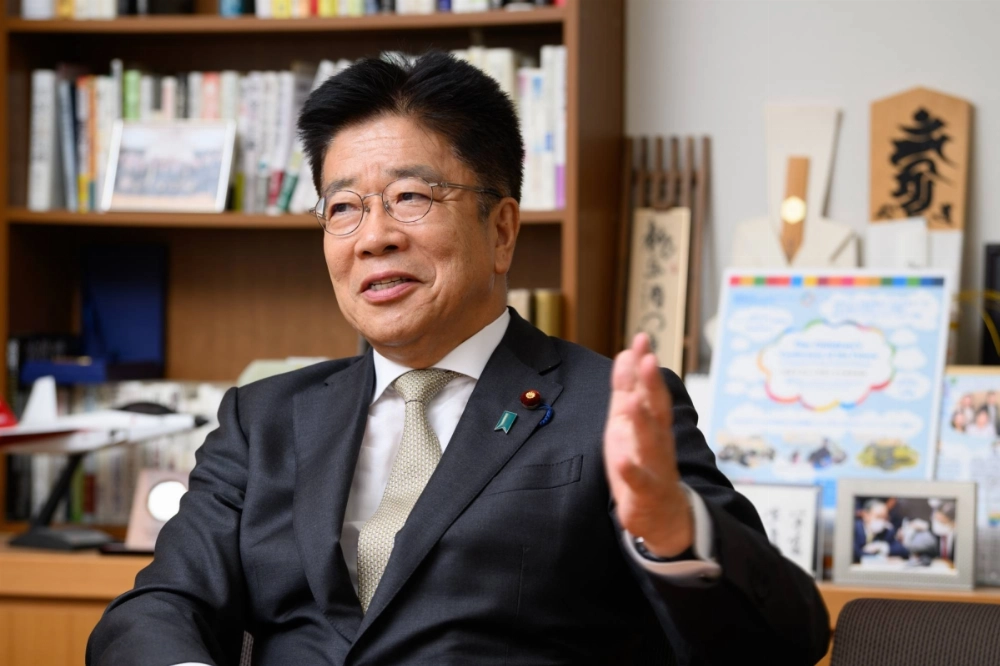 "The most desirable decision is for companies' securities reports to be accessible to the public at least three weeks before the general meetings," financial services minister Katsunobu Kato said on Friday. "The most desirable decision is for companies' securities reports to be accessible to the public at least three weeks before the general meetings," financial services minister Katsunobu Kato said on Friday.