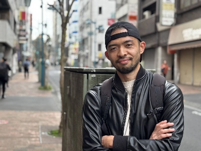 Tsuyoshi Domoto in Tokyo's Shinjuku Ward on March 28. As an entrepreneur, Domoto experienced plenty of setbacks but maintains a positive attitude and continues to pursue his dreams. Tsuyoshi Domoto in Tokyo's Shinjuku Ward on March 28. As an entrepreneur, Domoto experienced plenty of setbacks but maintains a positive attitude and continues to pursue his dreams.