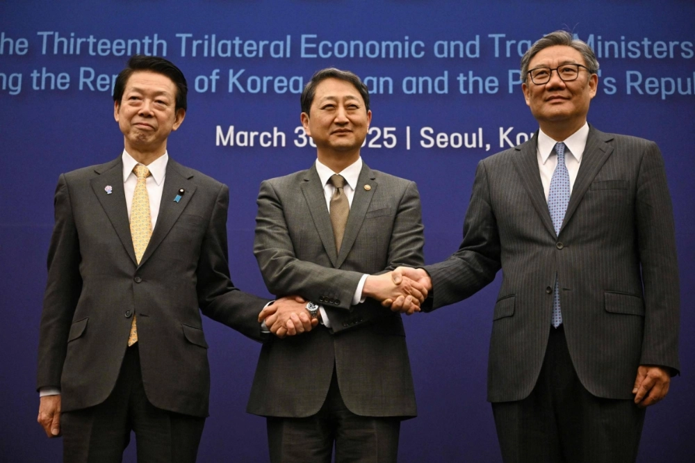 Economy, Trade and Industry Minister Yoji Muto (left), South Korean Trade Industry and Energy Minister Ahn Duk-geun (center) and Chinese Commerce Minister Wang Wentao during a trilateral meeting in Seoul on Sunday Economy, Trade and Industry Minister Yoji Muto (left), South Korean Trade Industry and Energy Minister Ahn Duk-geun (center) and Chinese Commerce Minister Wang Wentao during a trilateral meeting in Seoul on Sunday