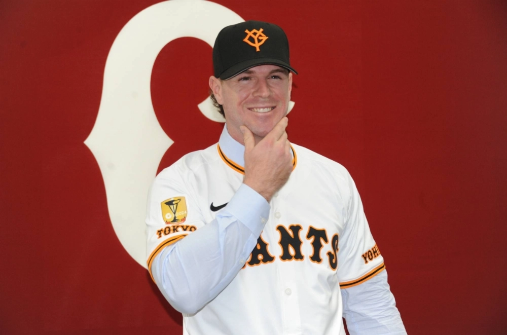 A clean-shaven Trey Cabbage poses during his introductory news conference with the Giants on Jan. 30 in Kawasaki. A clean-shaven Trey Cabbage poses during his introductory news conference with the Giants on Jan. 30 in Kawasaki.