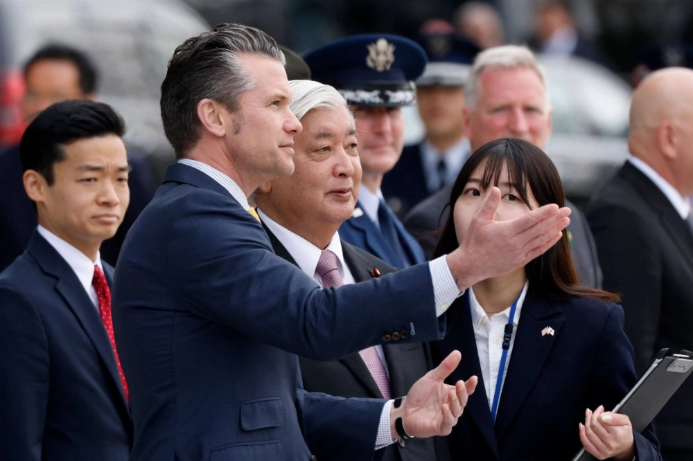 Defense Minister Gen Nakatani and U.S. Secretary of Defense Pete Hegseth chat after reviewing an honor guard during a welcome ceremony at the Defense Ministry in Tokyo on Sunday. Defense Minister Gen Nakatani and U.S. Secretary of Defense Pete Hegseth chat after reviewing an honor guard during a welcome ceremony at the Defense Ministry in Tokyo on Sunday.