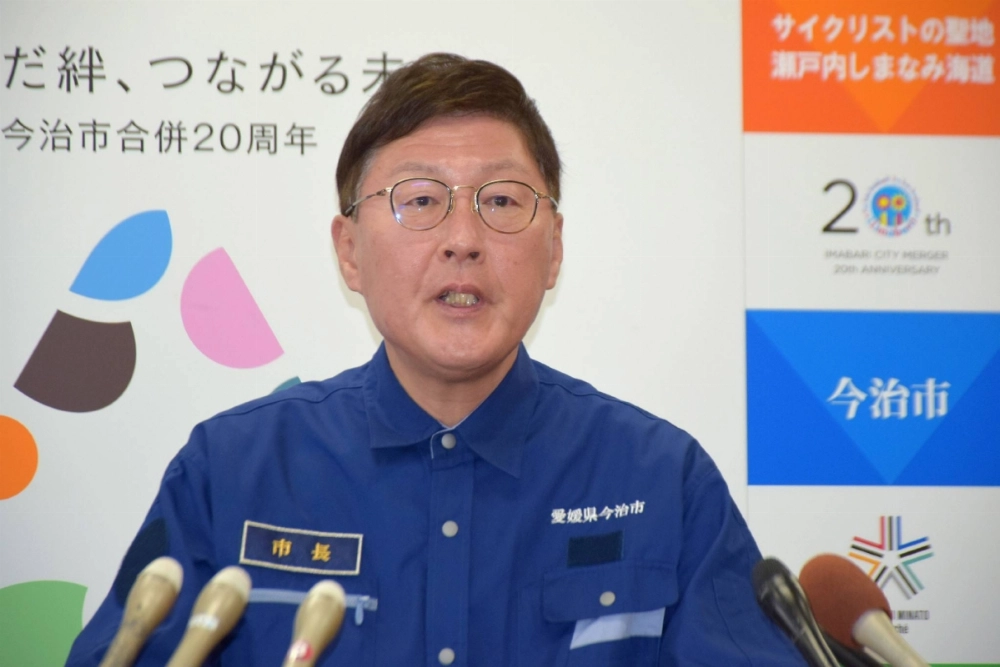 Imabari Mayor Shigeki Tokunaga announces the containment of a wildfire that started more than a week ago during a news conference on Monday. Imabari Mayor Shigeki Tokunaga announces the containment of a wildfire that started more than a week ago during a news conference on Monday.