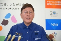 Imabari Mayor Shigeki Tokunaga announces the containment of a wildfire that started more than a week ago during a news conference on Monday. | Jiji