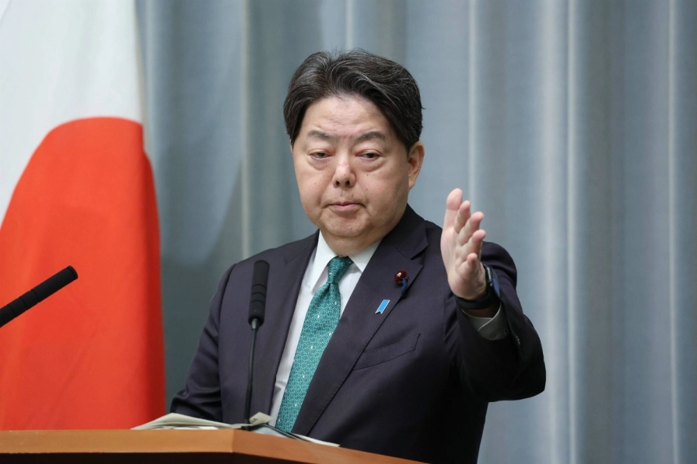 Chief Cabinet Secretary Yoshimasa Hayashi says Japan has sent officials to Myanmar to coordinate on the planned dispatch of an emergency relief team.  Chief Cabinet Secretary Yoshimasa Hayashi says Japan has sent officials to Myanmar to coordinate on the planned dispatch of an emergency relief team.