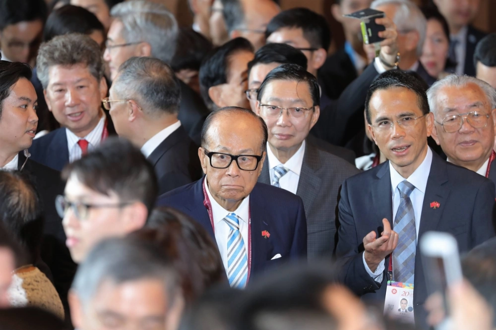 Chinese officials have shared articles on social media accusing Hong Kong billionaire Li Ka-shing's (center) CK Hutchison Holdings of acting "in concert with U.S. hegemony” over its $22.8 billion sale of 43 ports around the world, including two in the Panama Canal. Chinese officials have shared articles on social media accusing Hong Kong billionaire Li Ka-shing's (center) CK Hutchison Holdings of acting "in concert with U.S. hegemony” over its $22.8 billion sale of 43 ports around the world, including two in the Panama Canal.