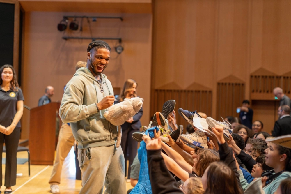 Damar Hamlin signs autographs for students at The American School in Japan on Thursday. Damar Hamlin signs autographs for students at The American School in Japan on Thursday.