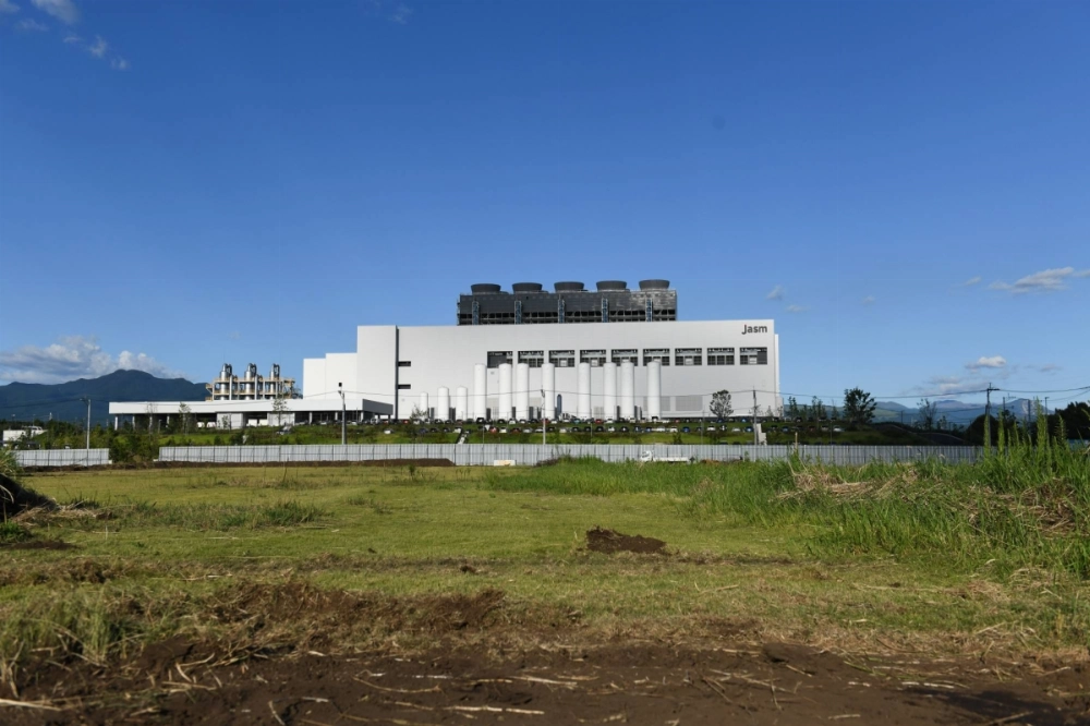 Taiwan Semiconductor Manufacturing Co.'s JASM plant in Kumamoto Prefecture. Ensuring stability in the semiconductor supply chain is a matter of national security and must be based on cooperation between the government and private sector. Taiwan Semiconductor Manufacturing Co.'s JASM plant in Kumamoto Prefecture. Ensuring stability in the semiconductor supply chain is a matter of national security and must be based on cooperation between the government and private sector.