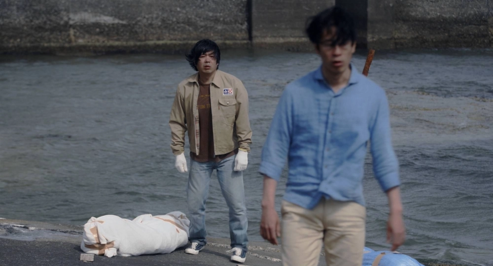 Bickering siblings Sota (Masaaki Nakano, left) and Akira (Hirota Otsuka) attempt to dispose of their father’s body in “The Brothers Kitaura.” Bickering siblings Sota (Masaaki Nakano, left) and Akira (Hirota Otsuka) attempt to dispose of their father’s body in “The Brothers Kitaura.”