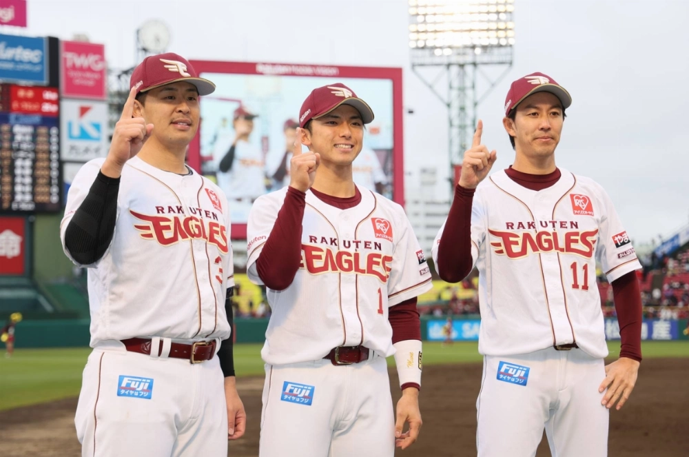 Eagles rookie Rui Muneyama (center) poses with pitcher Takayuki Kishi (right) and infielder Hideto Asamura after a win in Sendai on April 3. Eagles rookie Rui Muneyama (center) poses with pitcher Takayuki Kishi (right) and infielder Hideto Asamura after a win in Sendai on April 3.