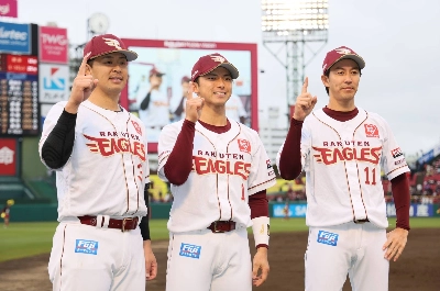 Eagles rookie Rui Muneyama (center) poses with pitcher Takayuki Kishi (right) and infielder Hideto Asamura after a win in Sendai on April 3. Eagles rookie Rui Muneyama (center) poses with pitcher Takayuki Kishi (right) and infielder Hideto Asamura after a win in Sendai on April 3.